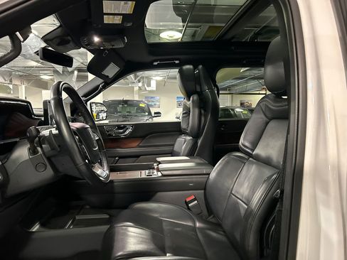 Used 2022 Lincoln Navigator L Reserve w/ Monochromatic Package AWD/4WD image 10