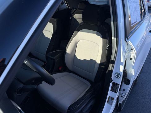 Used 2024 Hyundai Venue SEL FWD image 17