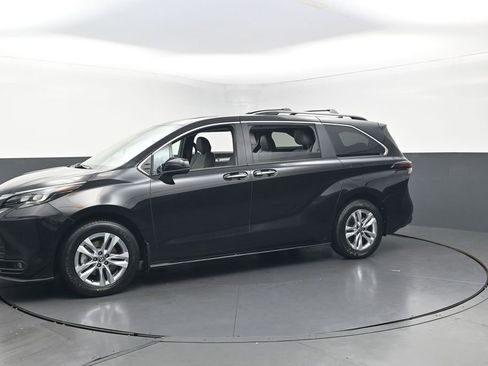 Used 2025 Toyota Sienna XLE w/ XLE Plus Package AWD/4WD image 6