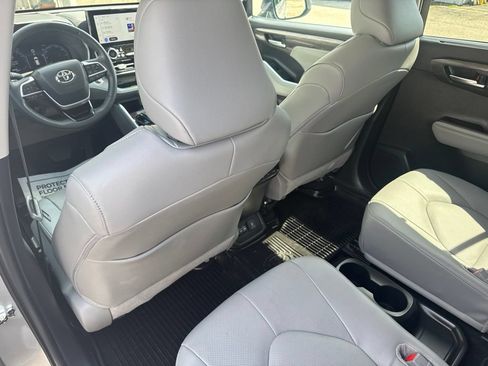 Used 2025 Toyota Highlander Platinum AWD/4WD image 15