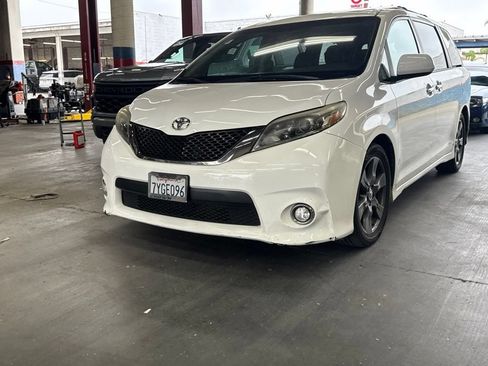 Used 2017 Toyota Sienna SE FWD image 3