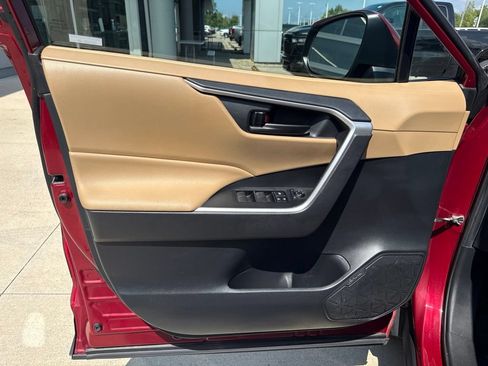 Used 2019 Toyota RAV4 LE w/ Carpet Mat Package AWD/4WD image 19