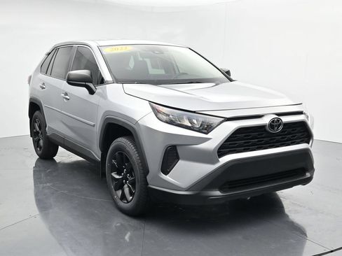 Used 2022 Toyota RAV4 LE FWD image 2