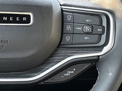 Used 2023 Jeep Wagoneer Series II w/ Premium Group I AWD/4WD image 23