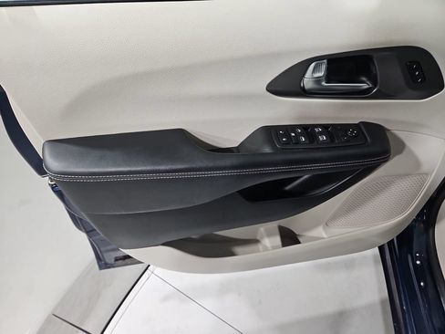 Used 2023 Chrysler Pacifica Touring-L AWD/4WD image 11