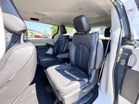 Used 2023 Chrysler Pacifica Touring-L FWD image 15
