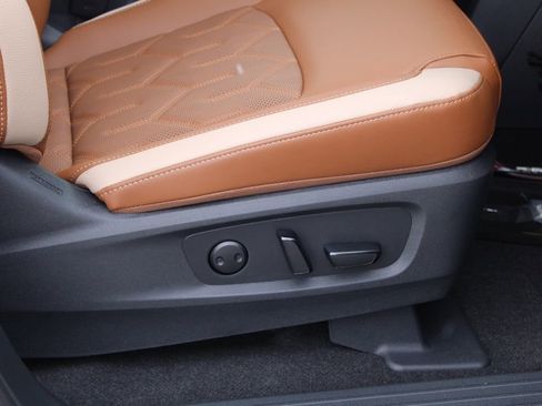 New 2026 Nissan Pathfinder Platinum image 16