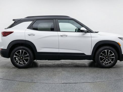 Used 2025 Chevrolet TrailBlazer LT FWD image 11