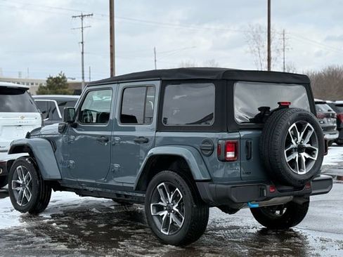 Used 2024 Jeep Wrangler Unlimited image 40
