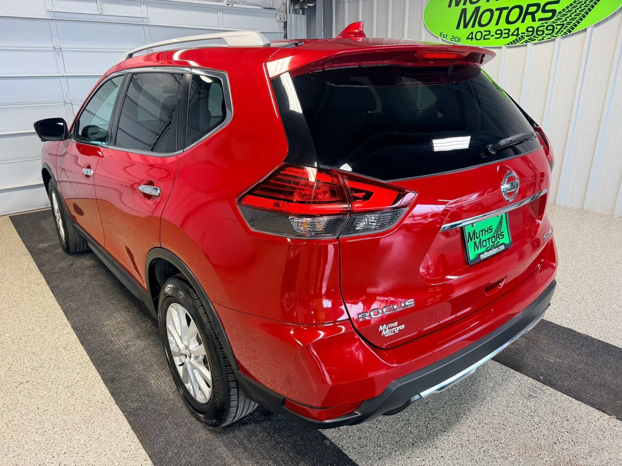 Used 2017 Nissan Rogue SV w/ Sun & Sound Touring Package AWD/4WD image 4