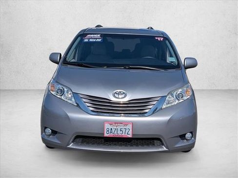 Used 2017 Toyota Sienna XLE Premium FWD image 2