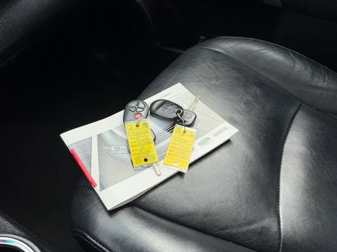 Used 2012 Toyota Highlander SE w/ Tow Pkg image 18