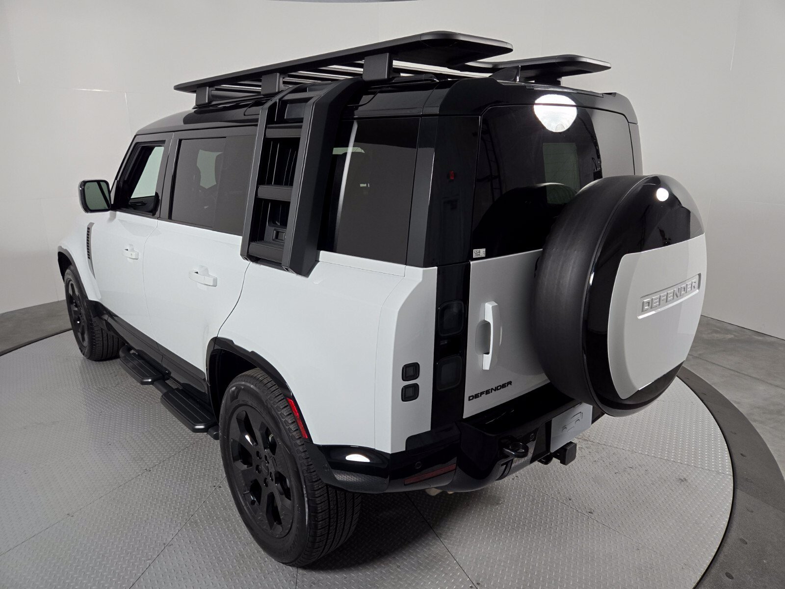 Used 2026 Land Rover Defender 110 X-Dynamic SE AWD/4WD image 17