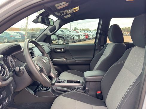 Used 2020 Toyota Tacoma TRD Off-Road image 11