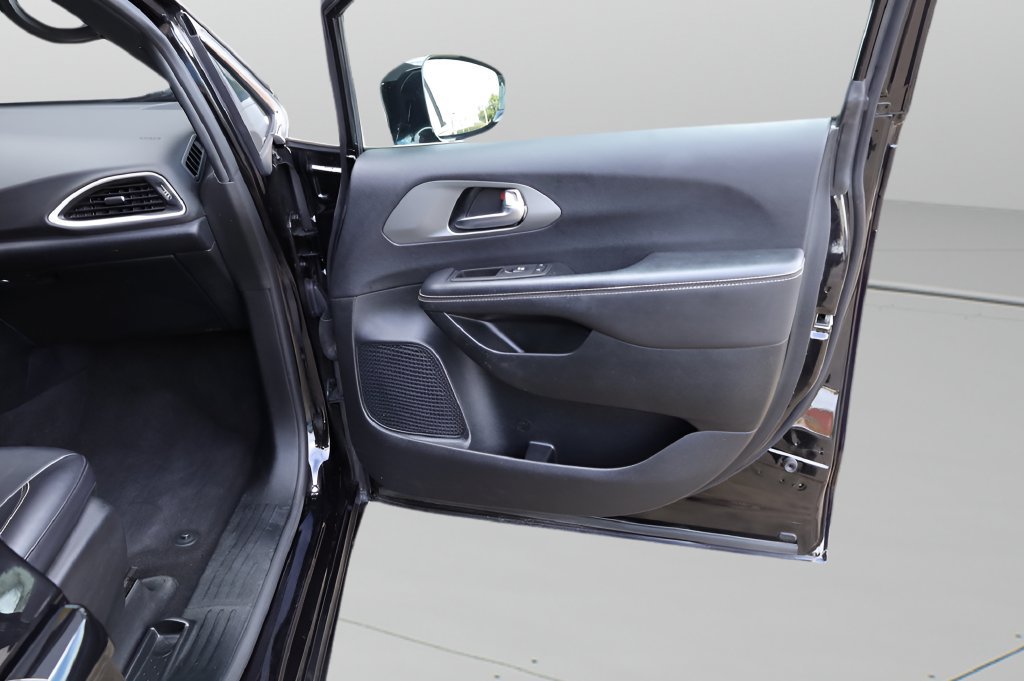 Used 2025 Chrysler Pacifica Select FWD image 18