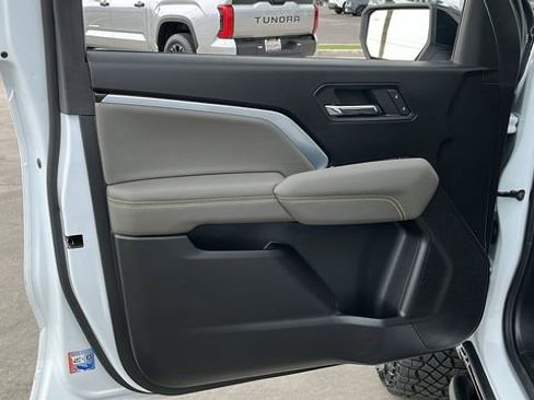 Used 2024 Chevrolet Colorado ZR2 w/ Technology Package AWD/4WD image 5