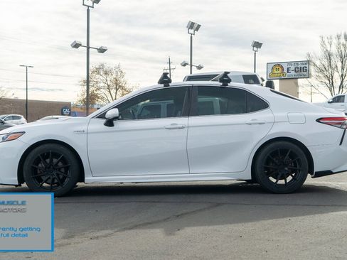 Used 2018 Toyota Camry SE image 3