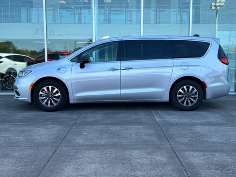 Used 2024 Chrysler Pacifica Limited FWD image 6
