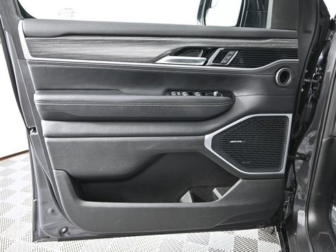 Used 2024 Jeep Wagoneer Series II w/ Flexible Seating Group AWD/4WD image 19