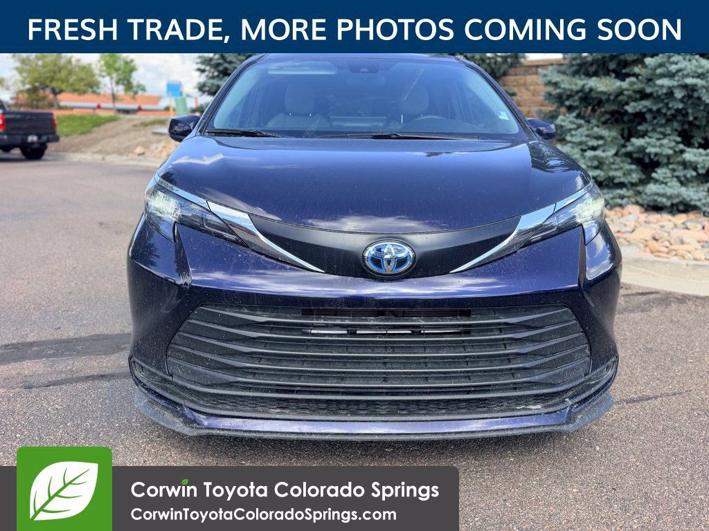 Used 2025 Toyota Sienna LE AWD/4WD image 2