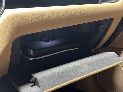 Used 2018 Porsche Macan w/ Premium Package image 32