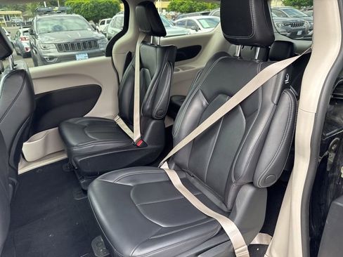 Used 2023 Chrysler Pacifica Touring-L FWD image 6