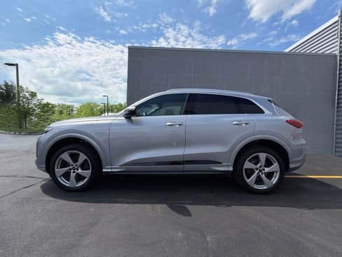 Used 2025 Audi Q5 Premium Plus w/ Premium Plus AWD/4WD image 2