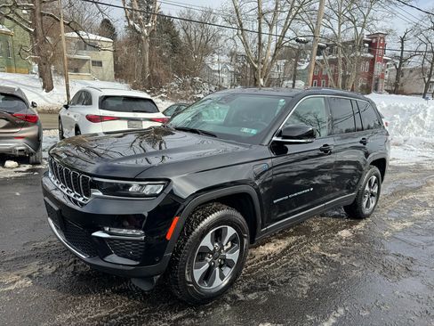 Used 2022 Jeep Grand Cherokee Limited w/ Luxury Tech Group II image 3