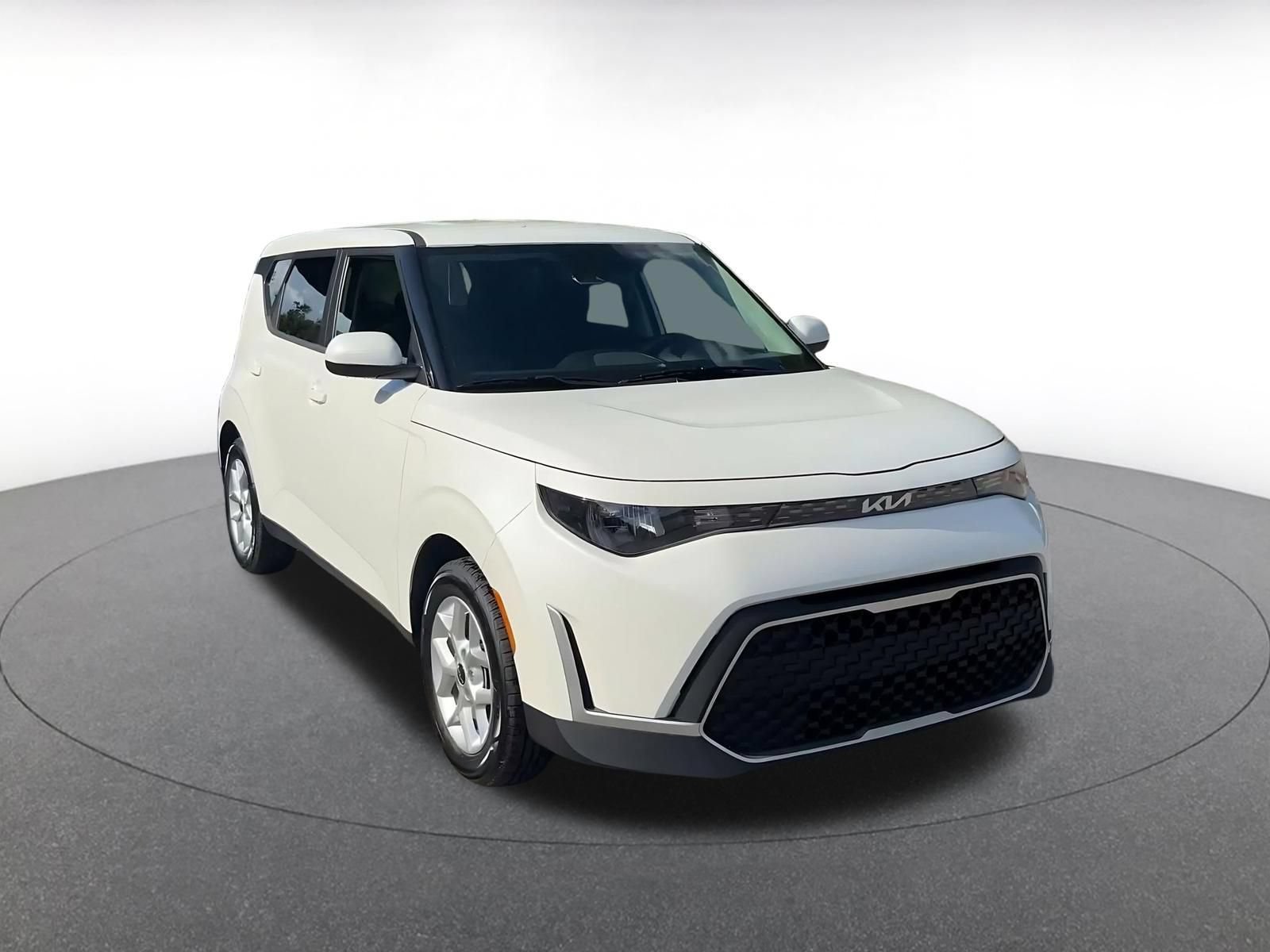 Used 2025 Kia Soul LX w/ LX Technology Package FWD image 2