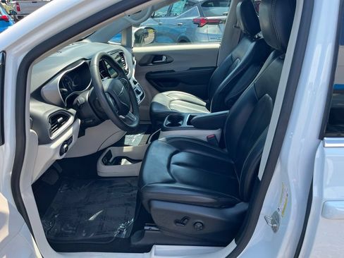 Used 2023 Chrysler Pacifica Touring-L FWD image 51