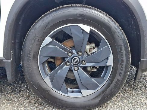 Certified 2025 Nissan Rogue SV AWD/4WD image 9