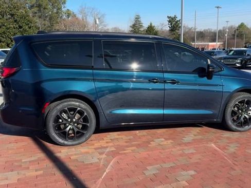 Used 2023 Chrysler Pacifica Limited w/ S Appearance Package image 3