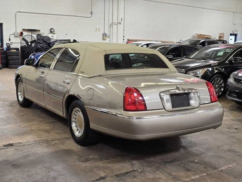 Used 2001 Lincoln Town Car Executive RWD image 17
