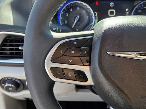 Used 2024 Chrysler Pacifica Touring-L FWD image 19