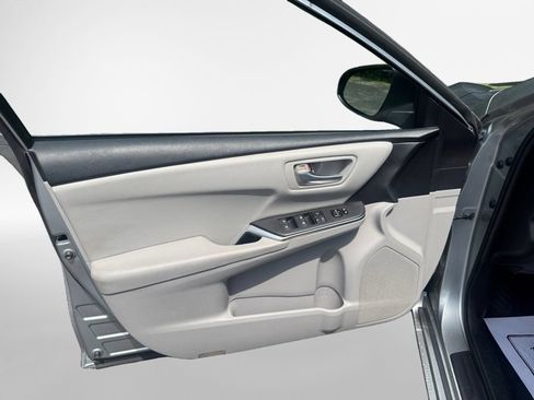 Used 2016 Toyota Camry SE w/ Moonroof Package FWD image 12