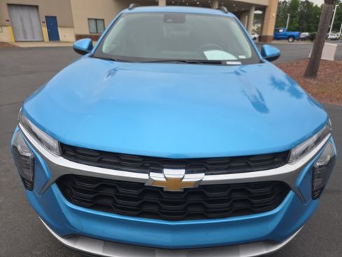 Used 2025 Chevrolet Trax LT FWD image 9