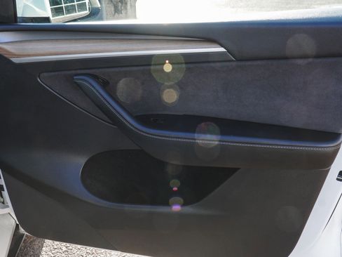 Used 2022 Tesla Model Y Long Range image 10