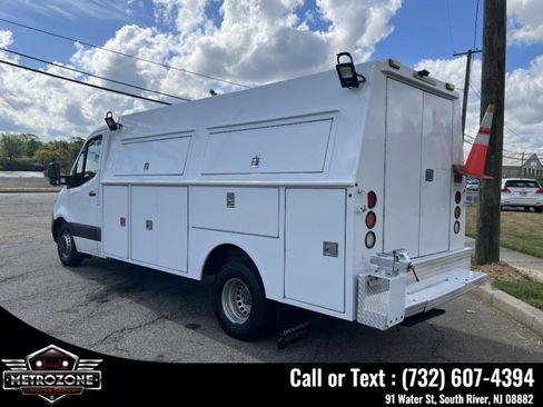 Used 2019 Freightliner Sprinter 3500 w/ Premium Package RWD image 9