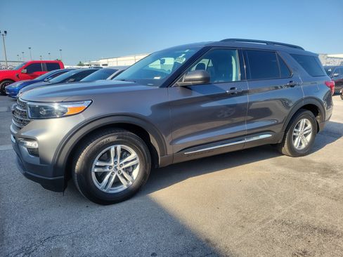 Used 2024 Ford Explorer XLT w/ Equipment Group 202A RWD image 4