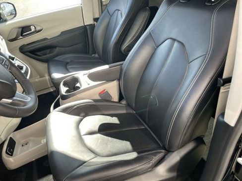 Used 2024 Chrysler Pacifica Limited FWD image 11