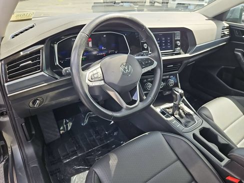 Used 2024 Volkswagen Jetta SE FWD image 13