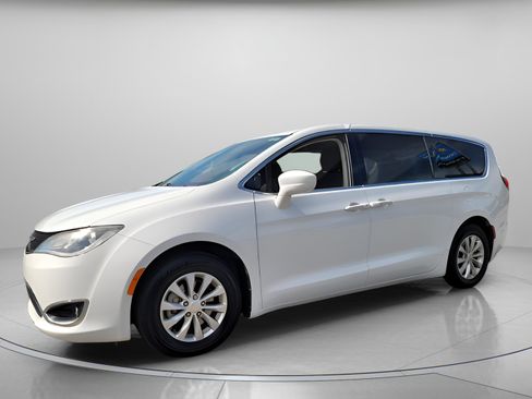 Used 2019 Chrysler Pacifica Touring Plus image 2