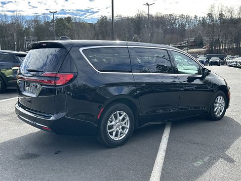 Used 2025 Chrysler Pacifica Select image 5