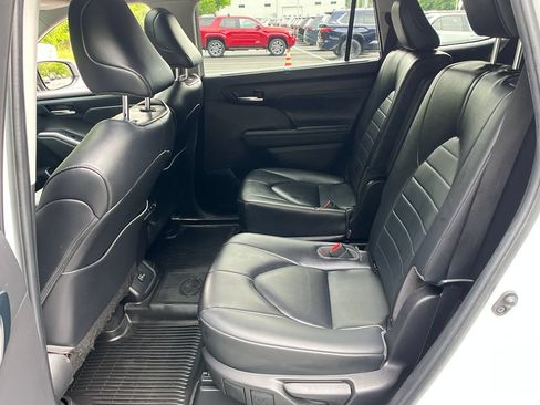 Used 2023 Toyota Highlander XLE AWD/4WD image 21