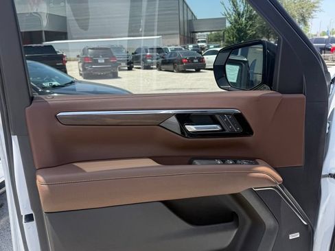 Used 2026 Chevrolet Tahoe High Country AWD/4WD image 11