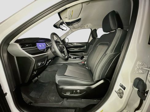 Certified 2023 Jeep Grand Cherokee Laredo AWD/4WD image 17