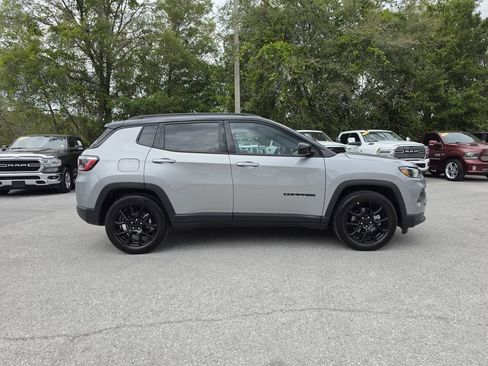 Used 2022 Jeep Compass Latitude FWD image 3