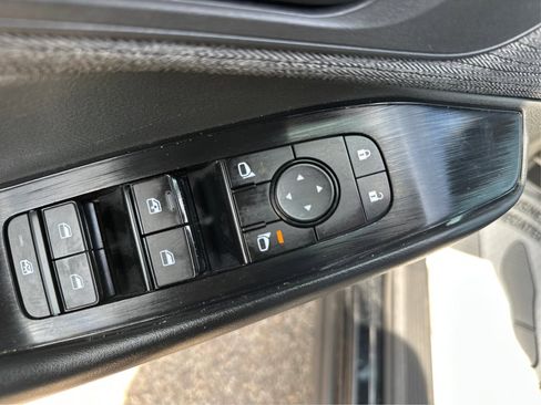 Used 2023 Nissan Rogue S AWD/4WD image 12