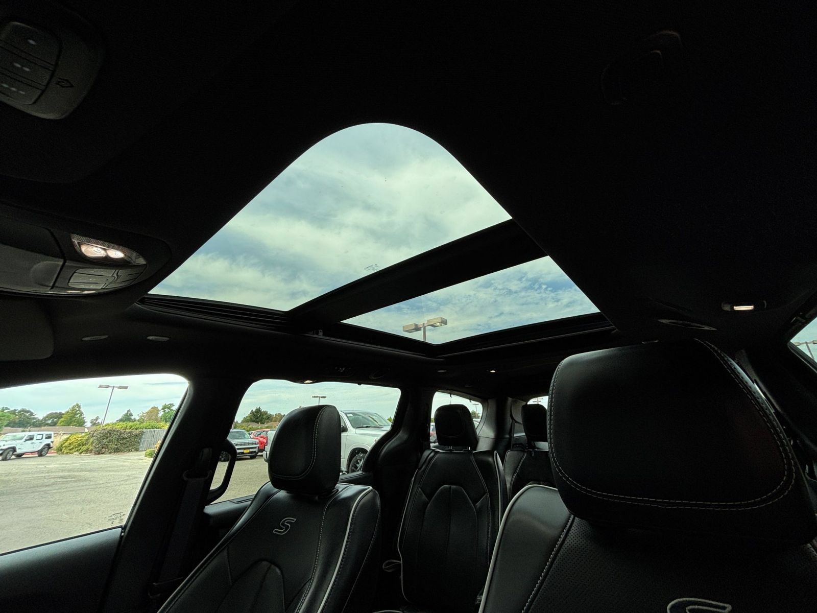 Used 2025 Chrysler Pacifica Limited FWD image 31