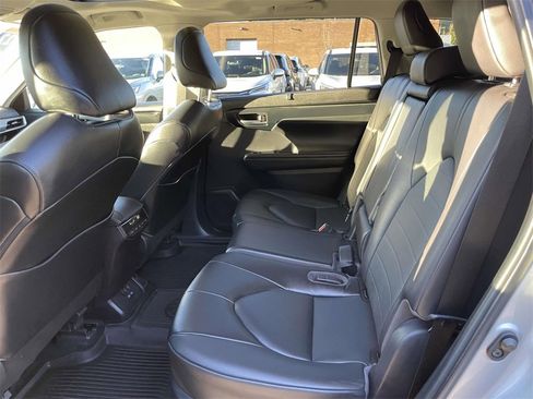 Used 2022 Toyota Highlander XLE image 12